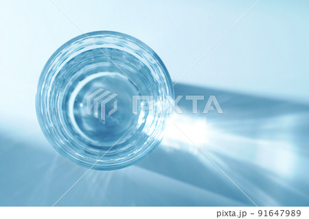 グラスに入った水 91647989