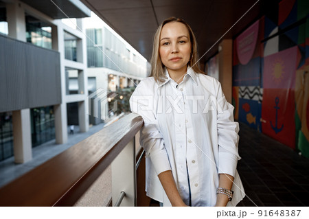 Beautiful young blonde businesswoman in urban background 91648387