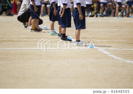 運動会　小学校低学年の徒競走 91648505