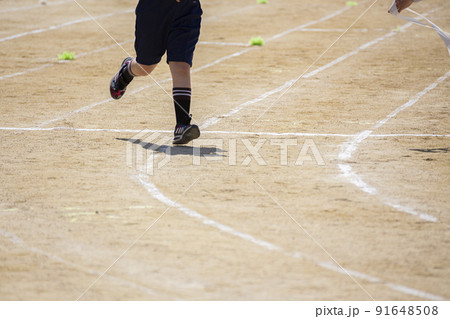 運動会 コーナーを走る子供 運動会 コーナーを走る子供 91648508