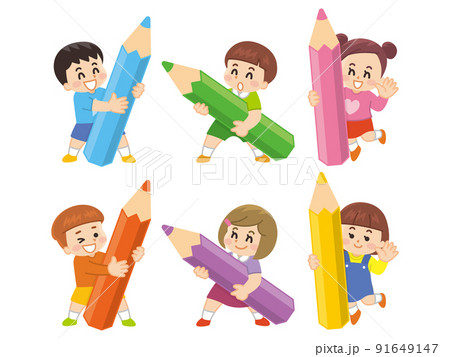 子供達が大きな色鉛筆で遊んでいる 91649147