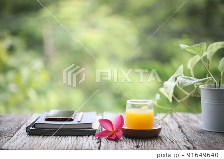 Mango juice and frangipani flower 91649640
