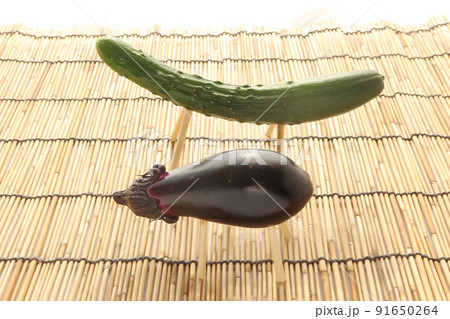 お盆の先祖供養のために飾られた精霊馬 野菜でできた牛馬12 初盆のイメージ 91650264
