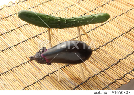お盆の先祖供養のために飾られた精霊馬 野菜でできた牛馬 初盆のイメージ22 91650383