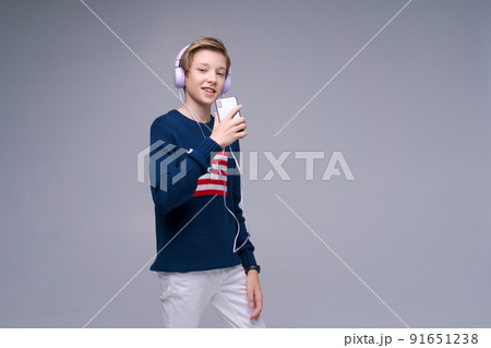   Kids, Studio, Music Icons Apps on the Screen Smartphone  Editorial Photography - Image of childhood, cellphone: 177690157