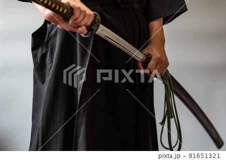 日本刀を構えた人物 91651321