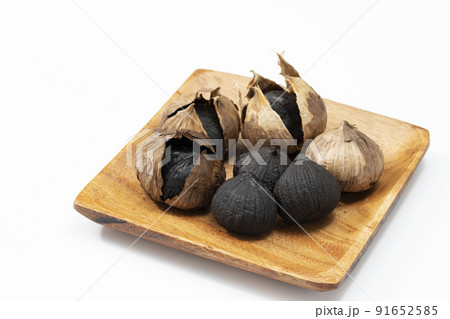 一粒タイプの黒にんにく_白バック 91652585
