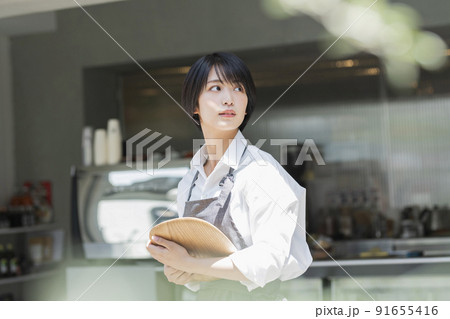 カフェ 女性スタッフ 91655416