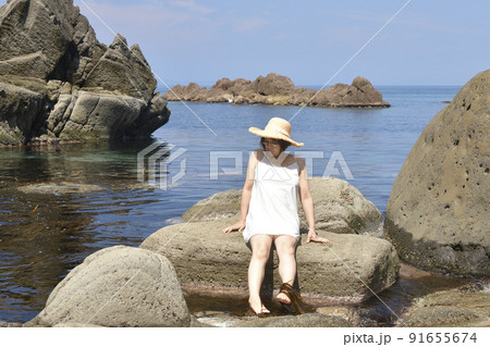 夏の北海道せたな町の海岸で女性のポートレートを撮影 91655674