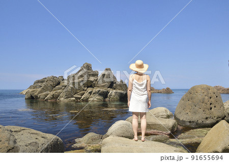 夏の北海道せたな町の海岸で女性のポートレートを撮影 夏の北海道せたな町の海岸で女性のポートレートを撮影 91655694