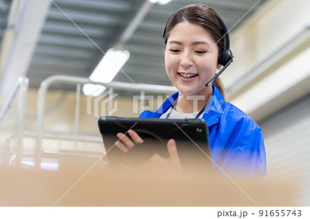 バックヤードで働く若い女性 バックヤードで働く若い女性 91655743