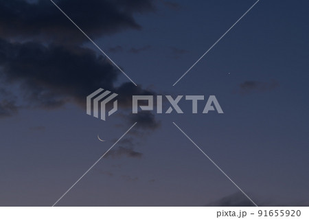 北杜市白州町、夜明け空に月齢27.6の細い月と金星 91655920