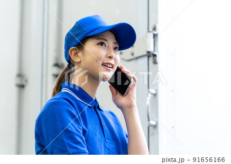 荷物を運ぶ若い女性 91656166