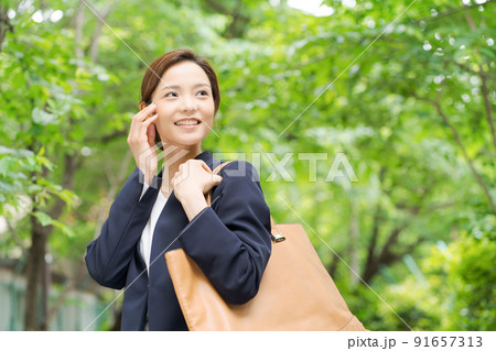 20代女性 新緑 ビジネス 20代女性 新緑 ビジネス 91657313