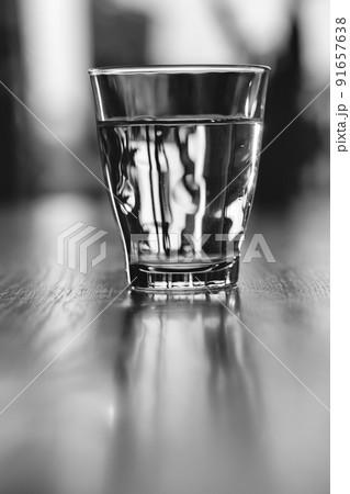 水 グラス 光 水 グラス 光 91657638