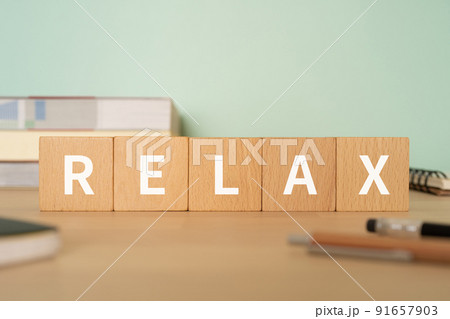 リラックスのイメージ｜「RELAX」と書かれたブロックが置かれたデスク 91657903