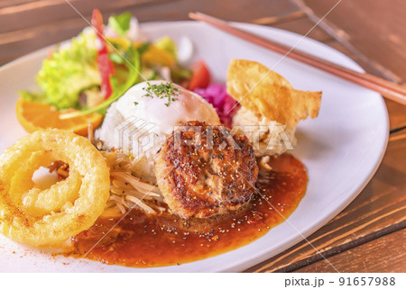 ハワイのロコモコセットのランチプレートのクローズアップ。 91657988