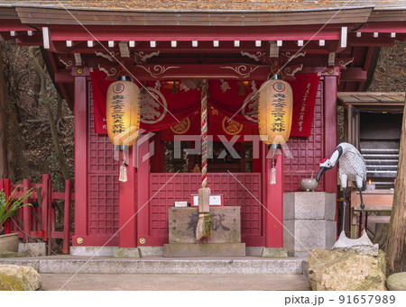 [九州・福津] 宮地嶽神社での奥之宮 三寶大荒神の前に立つタンチョウヅルの彫刻。 91657989