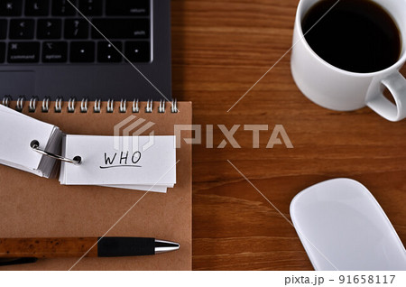 WHOと書かれた単語帳とコーヒーとPC 91658117