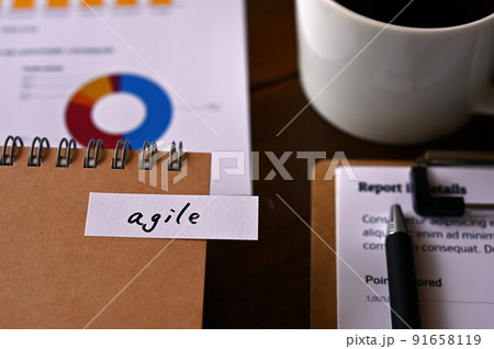 agileと書かれた付箋とコーヒーとPC agileと書かれた付箋とコーヒーとPC 91658119