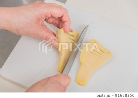 【筍のあく抜き　茹で上がった筍を切る】 91658350