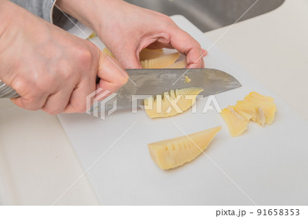 【筍のあく抜き 茹で上がった筍を切る】 【筍のあく抜き 茹で上がった筍を切る】 91658353