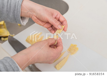 【筍のあく抜き 茹で上がった筍の姫皮を剥く】 【筍のあく抜き 茹で上がった筍の姫皮を剥く】 91658354