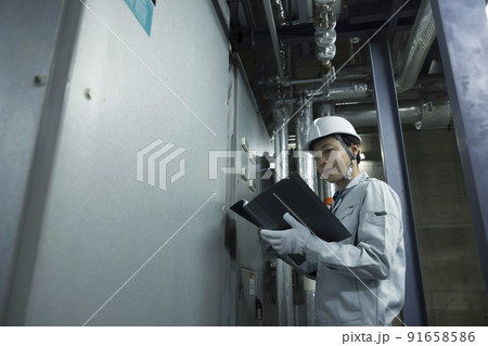 工場を点検する作業員男性 配電盤操作 工場を点検する作業員男性 配電盤操作 91658586