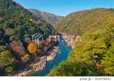 錦秋の保津峡を嵐山公園展望台から望む 錦秋の保津峡を嵐山公園展望台から望む 91659661