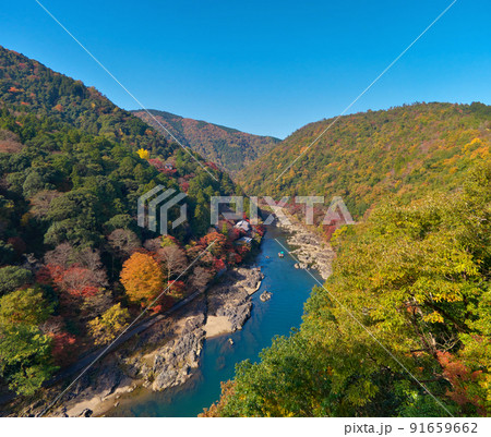 錦秋の保津峡を嵐山公園展望台から望む 錦秋の保津峡を嵐山公園展望台から望む 91659662