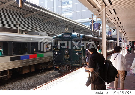博多駅2番ホーム特急かわせみ やませみ号10:39発 博多駅2番ホーム特急かわせみ やませみ号10:39発 91659732