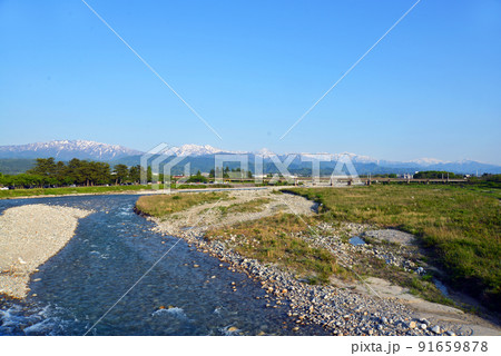 【富山県魚津市】早月橋から望む立山連峰 ※2022年5月4日撮影 【富山県魚津市】早月橋から望む立山連峰 ※2022年5月4日撮影 91659878