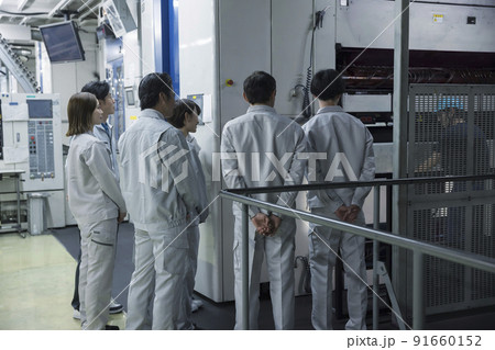 工場見学で機械の使い方を聞く作業員 工場見学で機械の使い方を聞く作業員 91660152