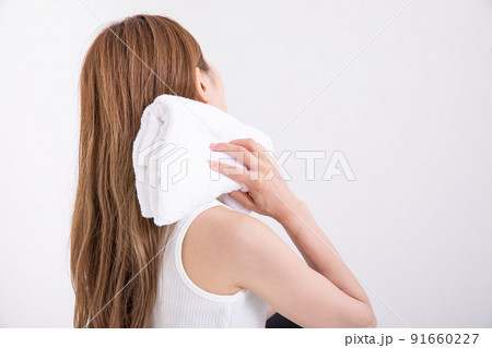 タオルで汗を拭う女性　Woman wiping sweat with a towel 91660227