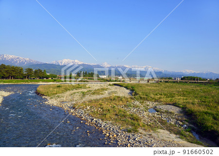 【富山県魚津市】早月橋から望む立山連峰と通過する電車 ※2022年5月4日撮影 【富山県魚津市】早月橋から望む立山連峰と通過する電車 ※2022年5月4日撮影 91660502