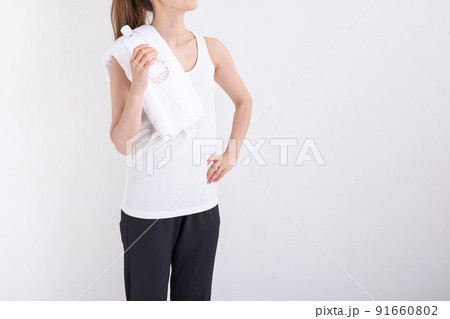 肩にタオルを掛けた女性　sports gym 91660802