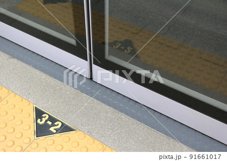地下鉄ホームドアの足元表示（韓国） 91661017