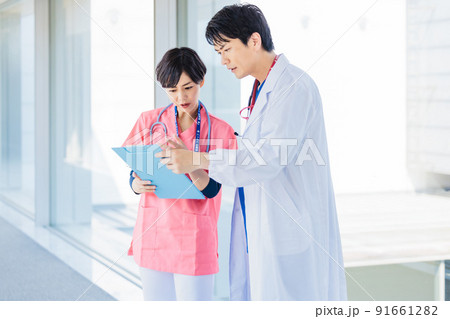 医師と看護師の医療イメージ 医師と看護師の医療イメージ 91661282