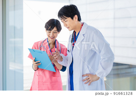 医師と看護師の医療イメージ 医師と看護師の医療イメージ 91661328
