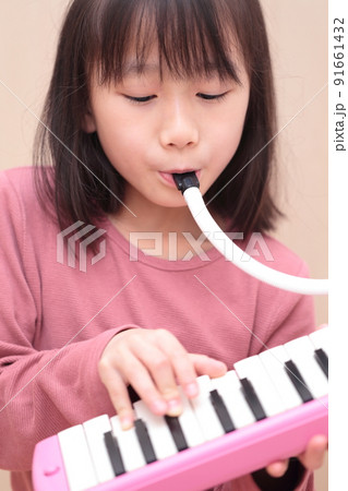 鍵盤ハーモニカを演奏する女の子 鍵盤ハーモニカを演奏する女の子 91661432