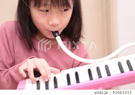 鍵盤ハーモニカを演奏する女の子の写真素材 [91661433] - PIXTA