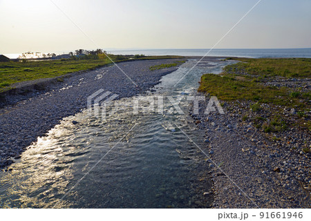 【富山県魚津市】夕方の早月川河口と富山湾 91661946