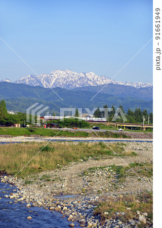 【富山県魚津市】早月橋から望む立山連峰と通過する電車 ※2022年5月4日撮影 【富山県魚津市】早月橋から望む立山連峰と通過する電車 ※2022年5月4日撮影 91661949