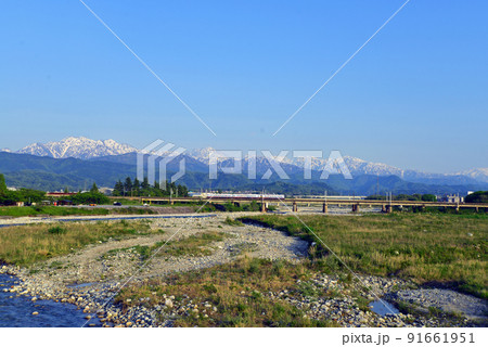 【富山県魚津市】早月橋から望む立山連峰と通過する電車 ※2022年5月4日撮影 【富山県魚津市】早月橋から望む立山連峰と通過する電車 ※2022年5月4日撮影 91661951