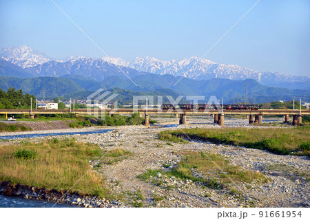 【富山県魚津市】早月橋から望む立山連峰と通過する電車 ※2022年5月4日撮影 【富山県魚津市】早月橋から望む立山連峰と通過する電車 ※2022年5月4日撮影 91661954