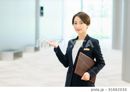 ロビーで出迎える女性コンシェルジュ　撮影協力：LINK FOREST 91662030