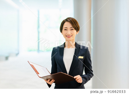 ロビーで出迎える女性コンシェルジュ 撮影協力:LINK FOREST ロビーで出迎える女性コンシェルジュ 撮影協力:LINK FOREST 91662033