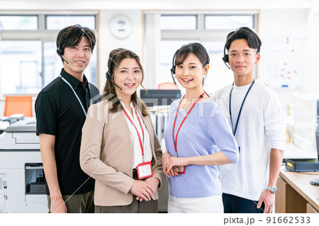 オフィスで働くオペレーター 91662533