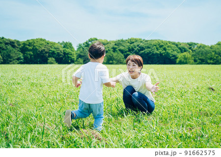 子供を抱きしめる母親 子供を抱きしめる母親 91662575