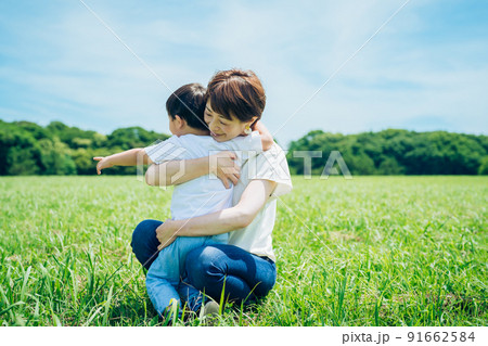 子供を抱きしめる母親 子供を抱きしめる母親 91662584